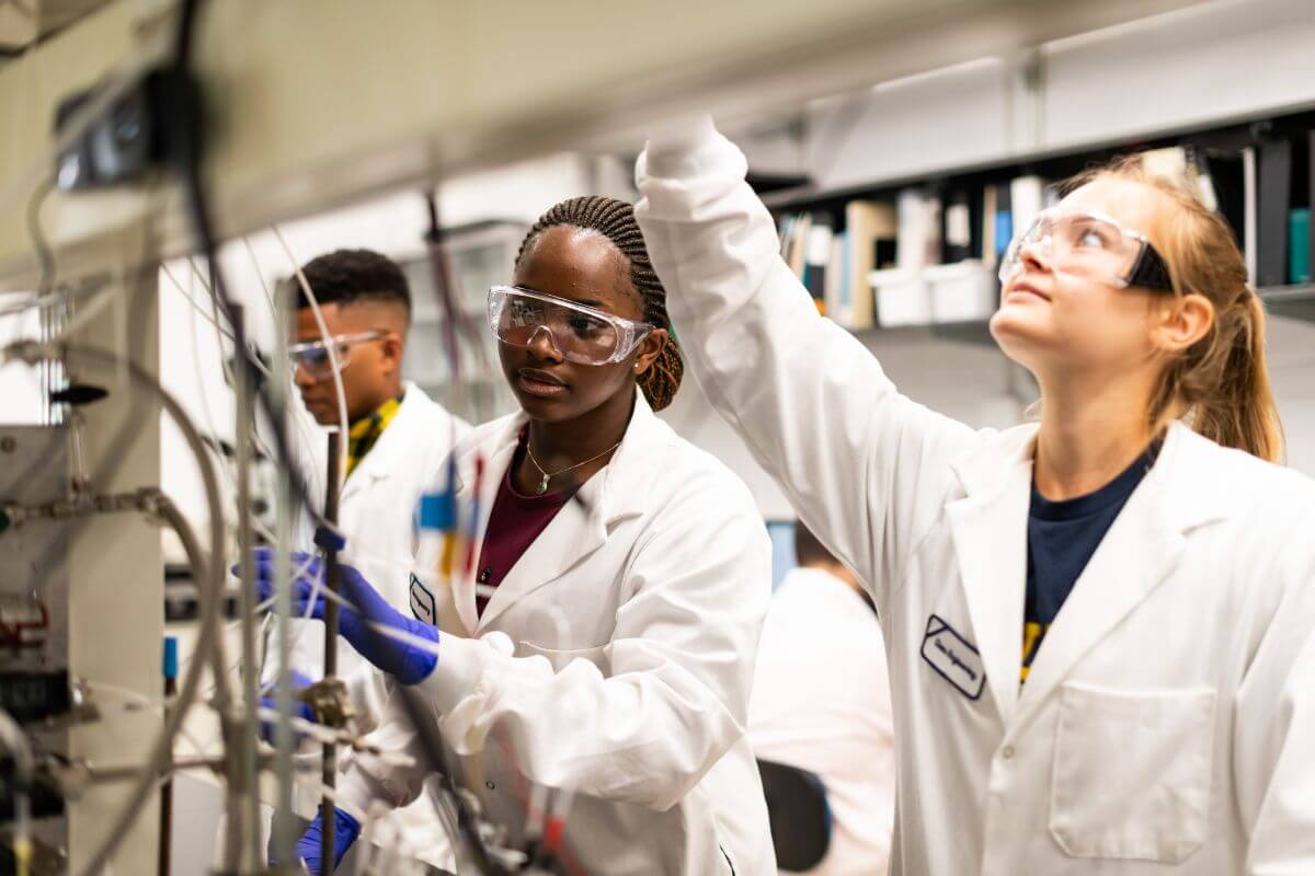 Omolade C. Fasusi, (L) rising Chemical Engineering senior, Eisenberg Summer 十大赌博正规老平台 Fellow, and Kendra R. Watson: rising Chemical Engineering senior, Eisenberg Summer 十大赌博正规老平台 Fellow, set up an electrochemistry experiment